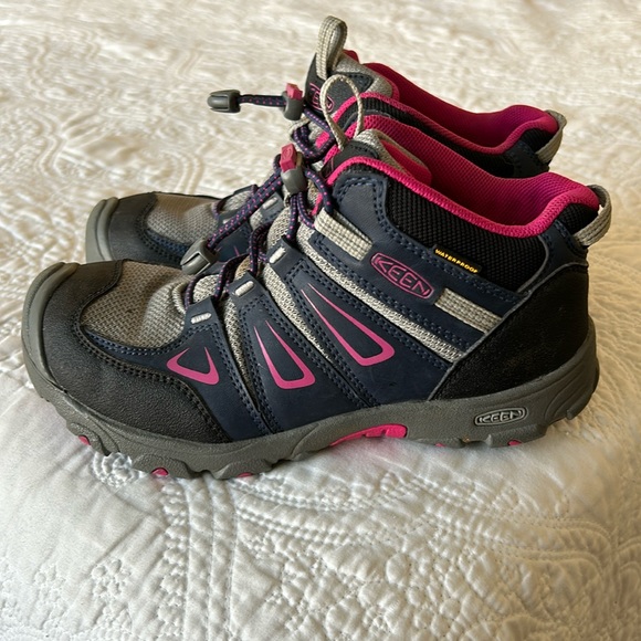 mid rise hiking shoes